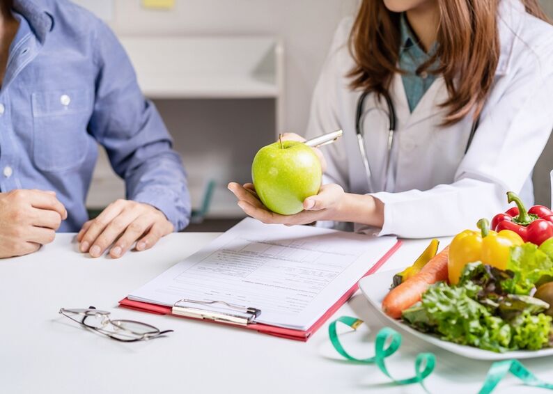 Bevor Sie mit dem Abnehmen beginnen, sollten Sie einen Ernährungsberater konsultieren