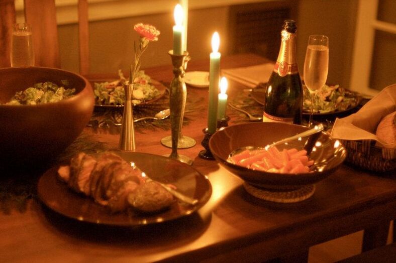 Schwaches Licht reduziert den Appetit, daher lohnt es sich, bei Kerzenlicht zu Abend zu essen